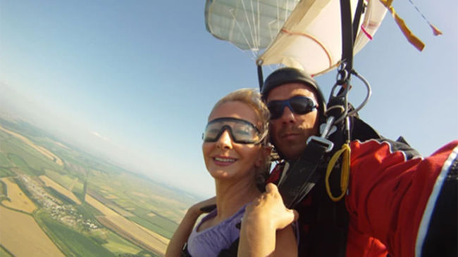 Reporterka „Blica“ skakala padobranom: Kad padaš 200 na sat zaboraviš da misliš